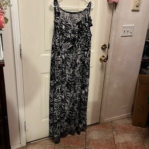 Long black and white dress. Polyester size 1XL. Missing tag.